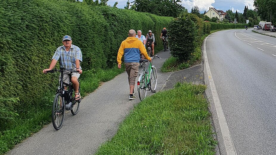 Der nördliche Radweg an der Zeppelinstraße vor der Heiligenbergstraße ist nur 1,6 m breit, hier verläuft auch der Bodensee-Radweg. Im ADFC-Konzept wird der Radverkehr auf der Fahrbahn geführt.