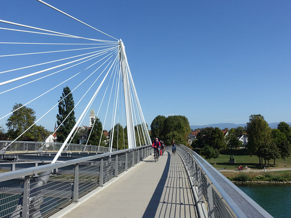Die „Brücke der zwei Ufer“ überspannt den Rhein zwischen Kehl und Strasbourg.