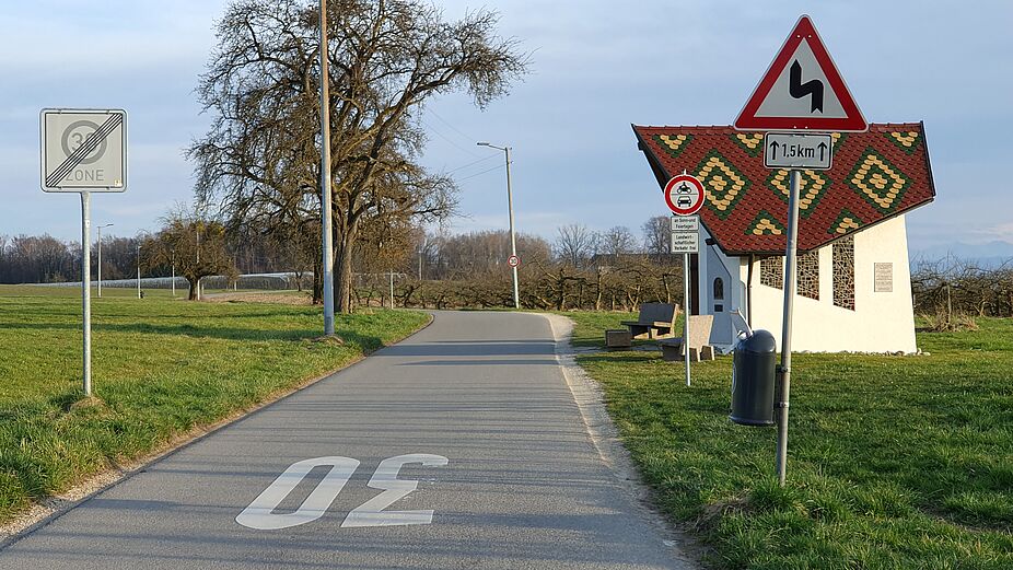 Die Windhager Straße verbindet Schnetzenhausen und Windhag. Seit Anfang 2023 gilt Tempo 30 und ein Durchfahrtsverbot für Kfz an Sonn- und Feiertagen.