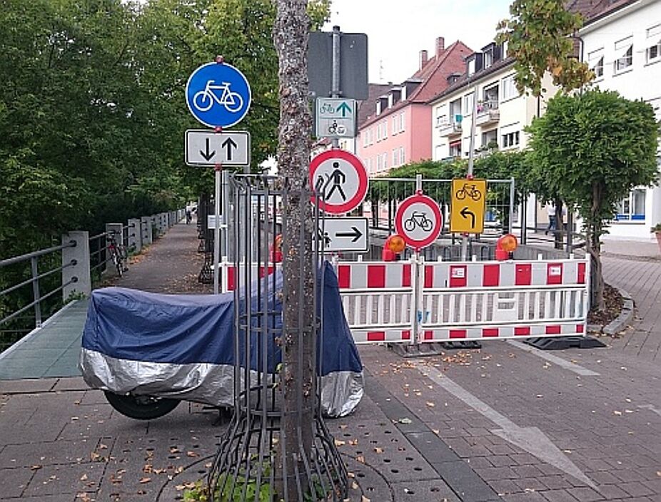 Ein Motorrad stand an der Karlstraße wochenlang im Radweg. Der schmale Radweg wurde dadurch zusätzlich behindert.