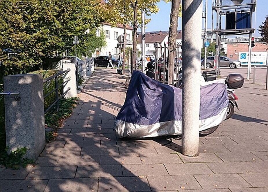 Plötzlich war das Motorrad auf der Südseite abgestellt. Unser Vorschlag an die Stadtverwaltung war: Abschleppen!