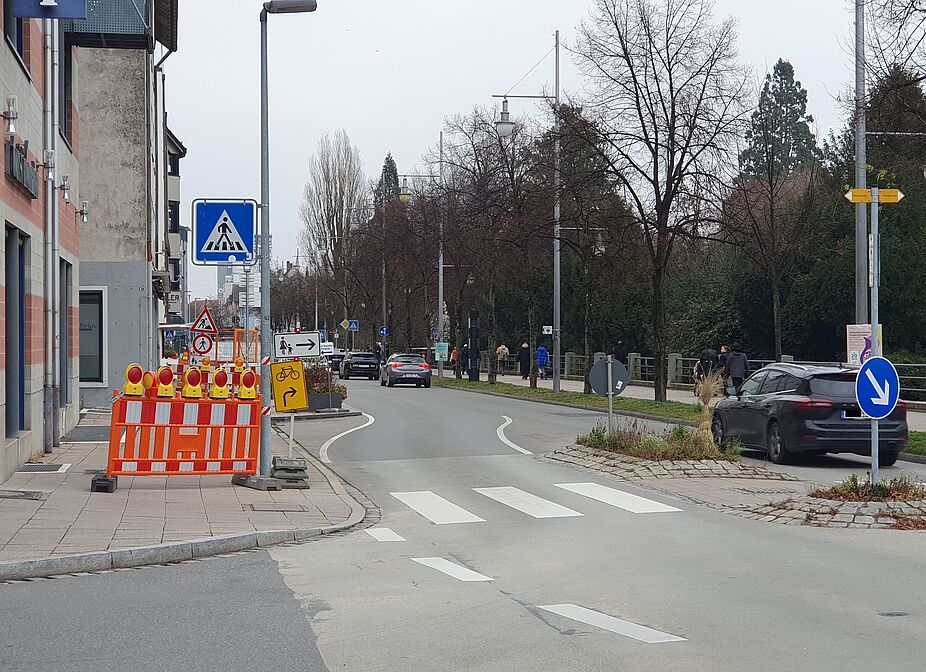 Für den Radverkehr wurde auf dem Gehweg eine Umleitung beschildert, obwohl Radfahrer auf der Fahrbahn fahren. Wer im Rathaus hat diese absurde Beschilderung angeordnet, wer hat sie bemerkt? Sie war wochenlang vorhanden.