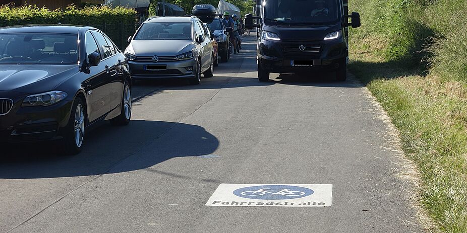 Bei der Fahrradstraße in Meersburg gibt es großen Handlungsbedarf, nicht nur bei den Markierungen!