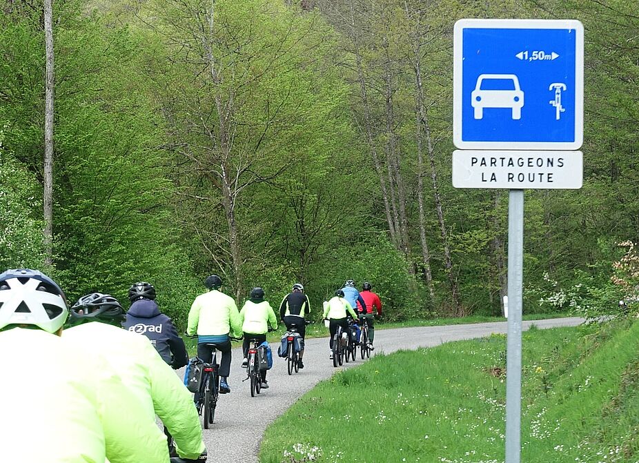 Hinweisschilder zum Überholabstand gibt es in anderen europäischen Ländern schon lange. Oben ein Beispiel aus England, unten aus Frankreich.
