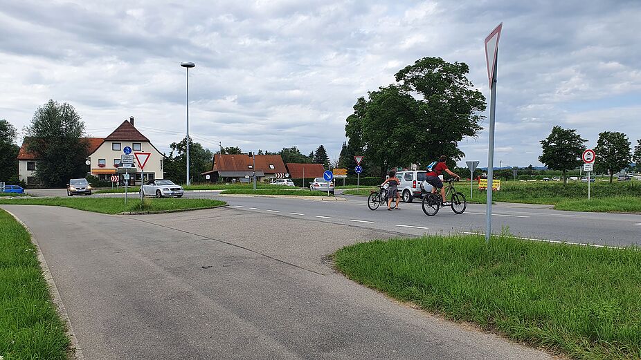 Die Querung der Schloßstraße am Kreisverkehr B 30 / L 333 in Lochbrücke ist für Radler ein Spießrutenlauf: Hier muss dringend eine sichere Querung gebaut werden!