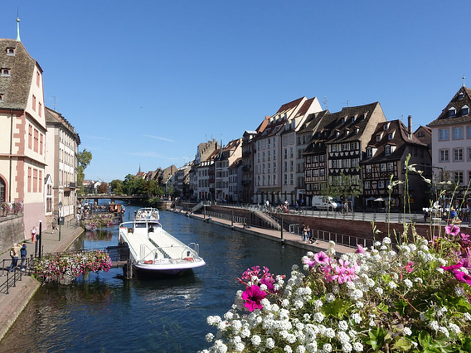 Der Fluss Ill fließt durch Strasbourg und wird auf schön geschmückten Brücken überquert.