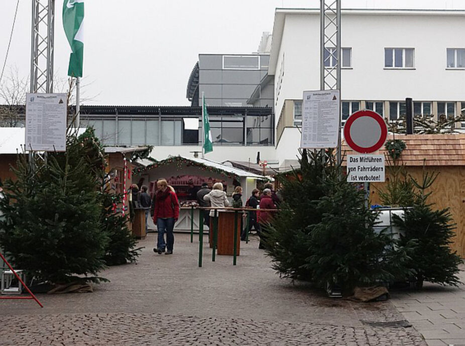 In der Karlstraße beim K42 endet die Fahrrad-Welt. Wer von hier in die östlichen Stadtteile möchte, hat lange und umständliche Umwege vor sich oder darf sein Rad etwa 300 m an der Uferstraße schieben.