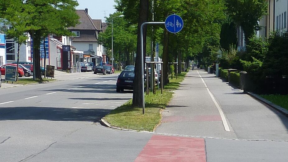 Vorher (Bild 2012): Auf der breiten Paulinenstraße parkten auf beiden Seiten Autos, der Grünstreifen war schmal.