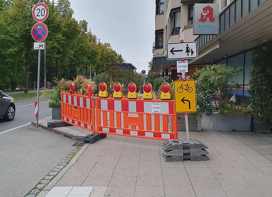 Dieser Schilderwald zeigt, welche Aufmerksamkeit die Friedrichstraße in der Stadtverwaltung genießt: Während einer privaten Baustelle wurde der Gehweg zwischen Gessler 1862 und Seehotel gesperrt.