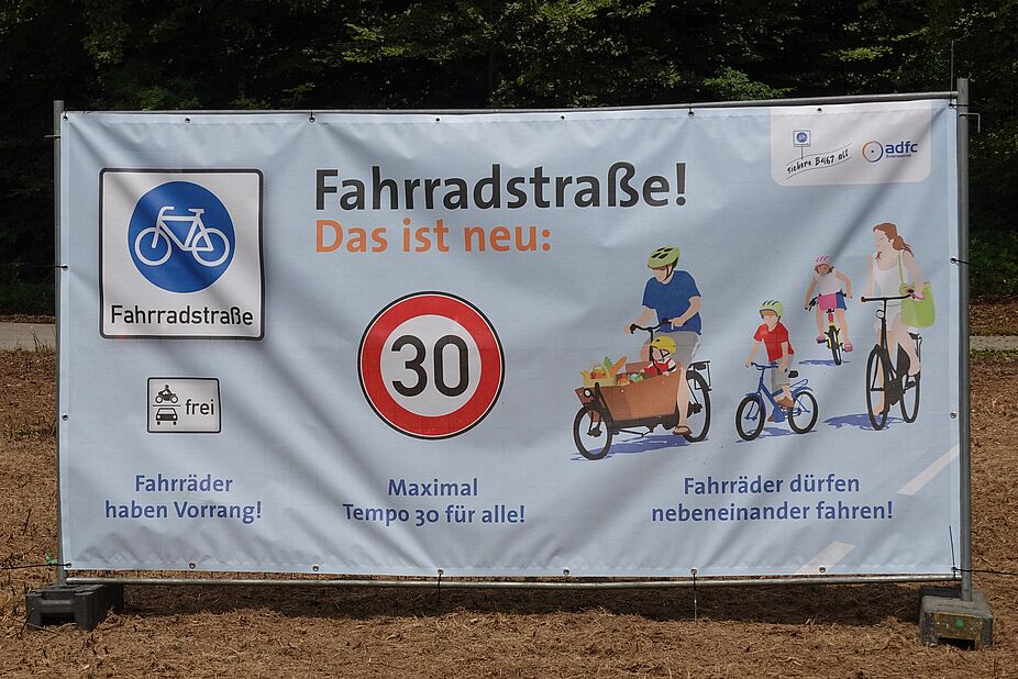 So sieht das Informationsbanner des ADFC und der Initiative „Sichere B 467 alt“ nach dem Vorbild aus Nordrhein-Westfalen aus, das vom Landratsamt abgelehnt wurde.