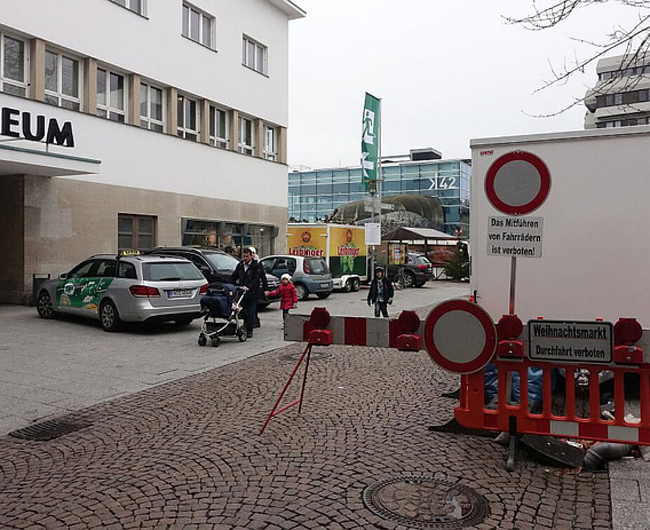 Wer vom Busbahnhof in die Karlstraße fährt, trifft am Eingang des Hafenbahnhofs auf Fahr- und Schiebeverbot. Schade ist auch, dass der Eingang des Hafenbahnhofs vier Wochen lang zum Hinterhof und Parkplatz degradiert wird.