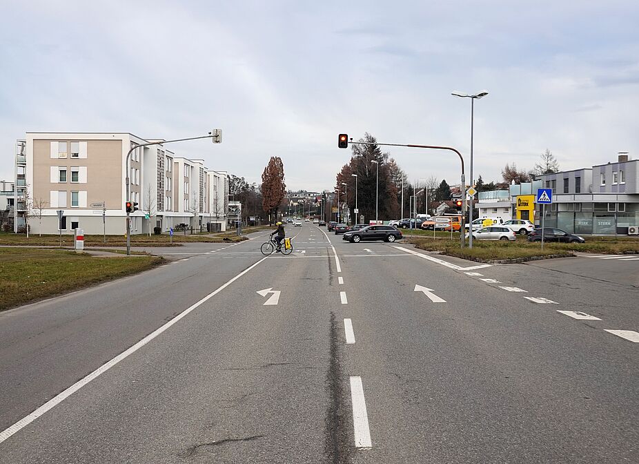 Die Lindauer Straße im Süden von Tettnang mit der Kreuzung zum Oberhof und Schäferhof wurde in Zeiten der „autogerechten Verkehrsplanung“ gebaut. Mittlerweile ist der Knoten eine Unfallhäufungsstelle, weshalb er zu einem Kreisverkehr umgebaut wird Die Lindauer Straße im Süden von Tettnang mit der Kreuzung zum Oberhof und Schäferhof wurde in Zeiten der „autogerechten Verkehrsplanung“ gebaut. Mittlerweile ist der Knoten eine Unfallhäufungsstelle, weshalb er 2026 zu einem Kreisverkehr umgebaut wird.