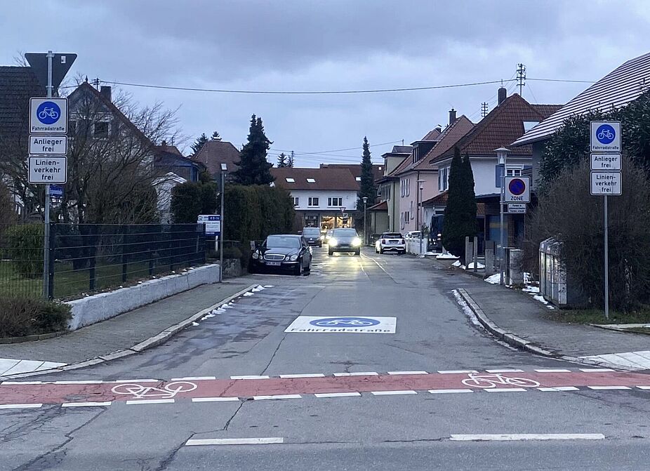 Die Eugenienstraße ist ein Teilstück der Fahrradstraße und wird – trotz Anlieger frei – von Kfz gerne zur Durchfahrt genutzt.