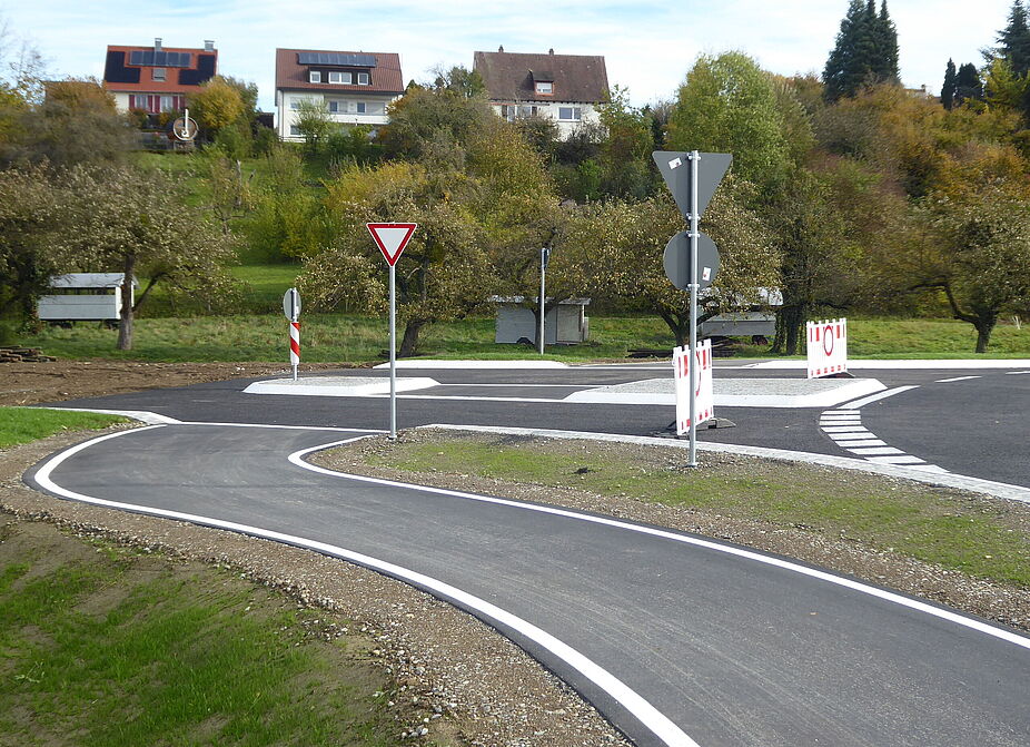 An der Querung des neuen Rad- und Fußwegs über die Zufahrt zum Neubaugebiet „Klosteröschle“ muss der Radverkehr „Vorfahrt gewähren“, wie es an Kreisverkehren außerorts üblich ist.