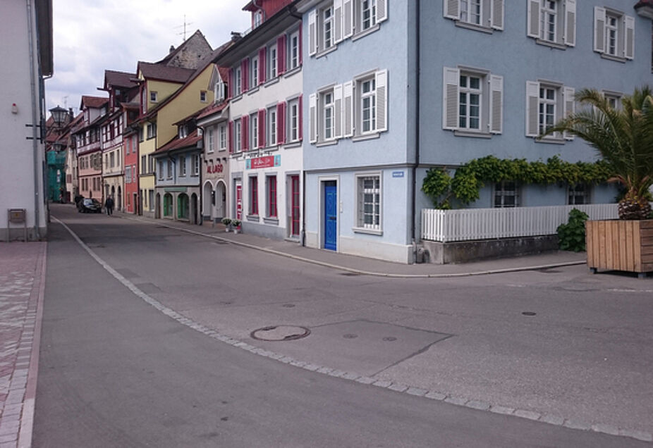 Nach der städtischen Planung soll der Radverkehr an dieser Hausecke in einer 1,5 m engen Führung - mit einem Holmgeländer von der Straße getrennt - geführt werden.
