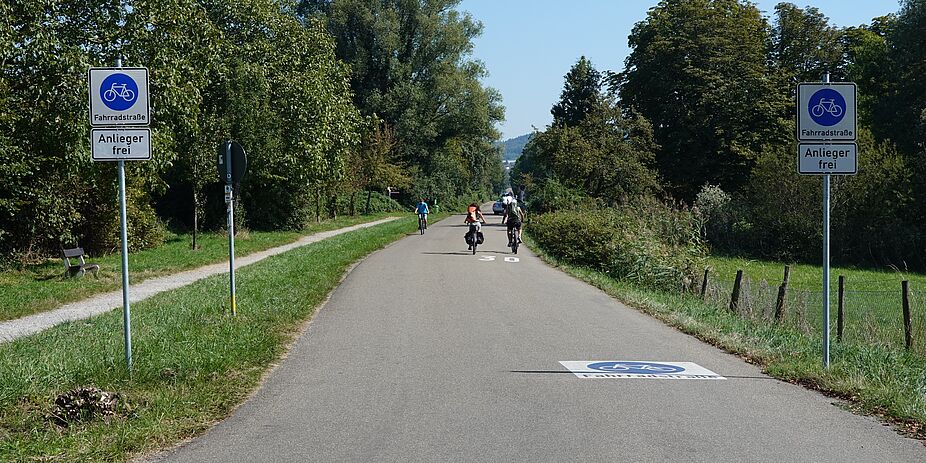 Auch auf der Mauracher Straße in Uhldingen-Mühlhofen sind die Markierungen zu klein und nicht mittig auf der Fahrbahn platziert