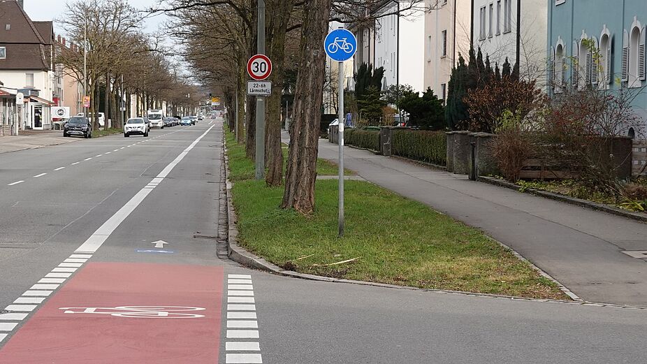 Nachher (Bild 2023): Der Radverkehr fährt nun auf dem Radfahrstreifen, der Grünstreifen konnte verbreitert werden.