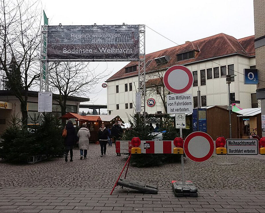 Auch an der Friedrichstraße ist kein Durchkommen Richtung Romanshorner Platz. Die ausgeschilderte Umleitung durchs Mausloch funktioniert allerdings nur in dieser Fahrtrichtung, umgekehrt steht man vor Problemen.