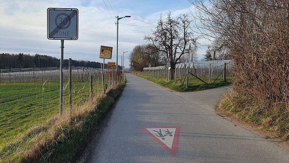 In Windhag kurz nach der 30-er Zone am Kindergarten beginnt der ca. 1,3 km lange Abschnitt der Windhager Straße außerorts.