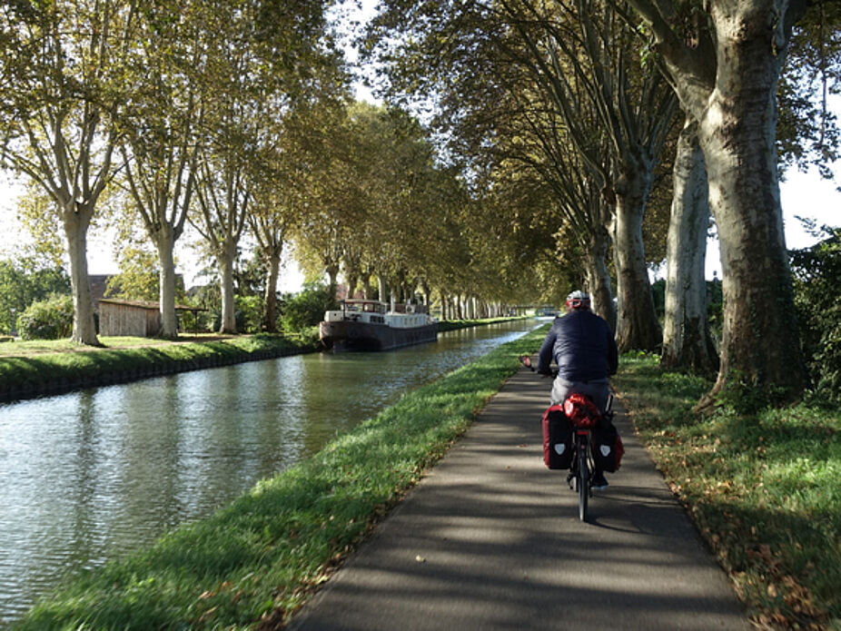 Wie mit dem Lineal gezogen verläuft der Rhein-Rhône-Kanal Richtung Süden.