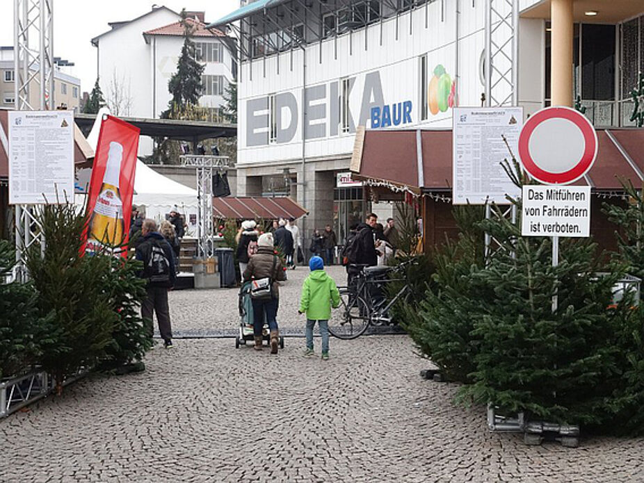 Im Osten ist der Weihnachtsmarkt ebenfalls gesperrt. Auch die Fahrradständer wurden abgebaut, so dass Fahrräder wild herumstehen und nicht mehr diebstahlsicher angeschlossen werden können.