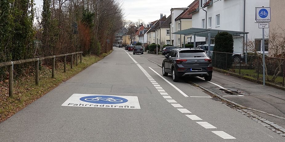 Seit 2021 ist die Schmidstraße in Friedrichshafen vorbildlich markiert: Mit großem Zeichen 244.1 StVO und mit Randmarkierungen zu den Parkplätzen