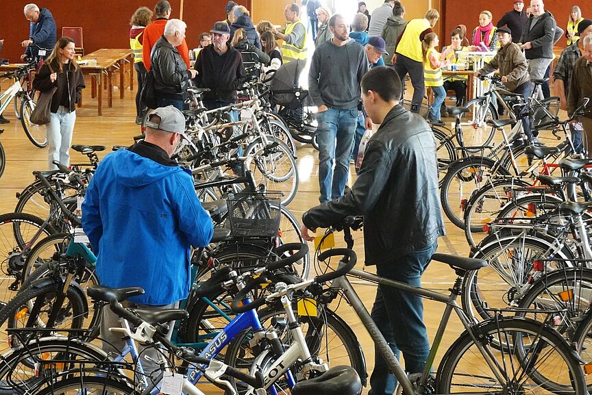 Beim Fahrrad-Gebrauchtmarkt des ADFC in Friedrichshafen waren 168 Fahrräder aller Art im Angebot.