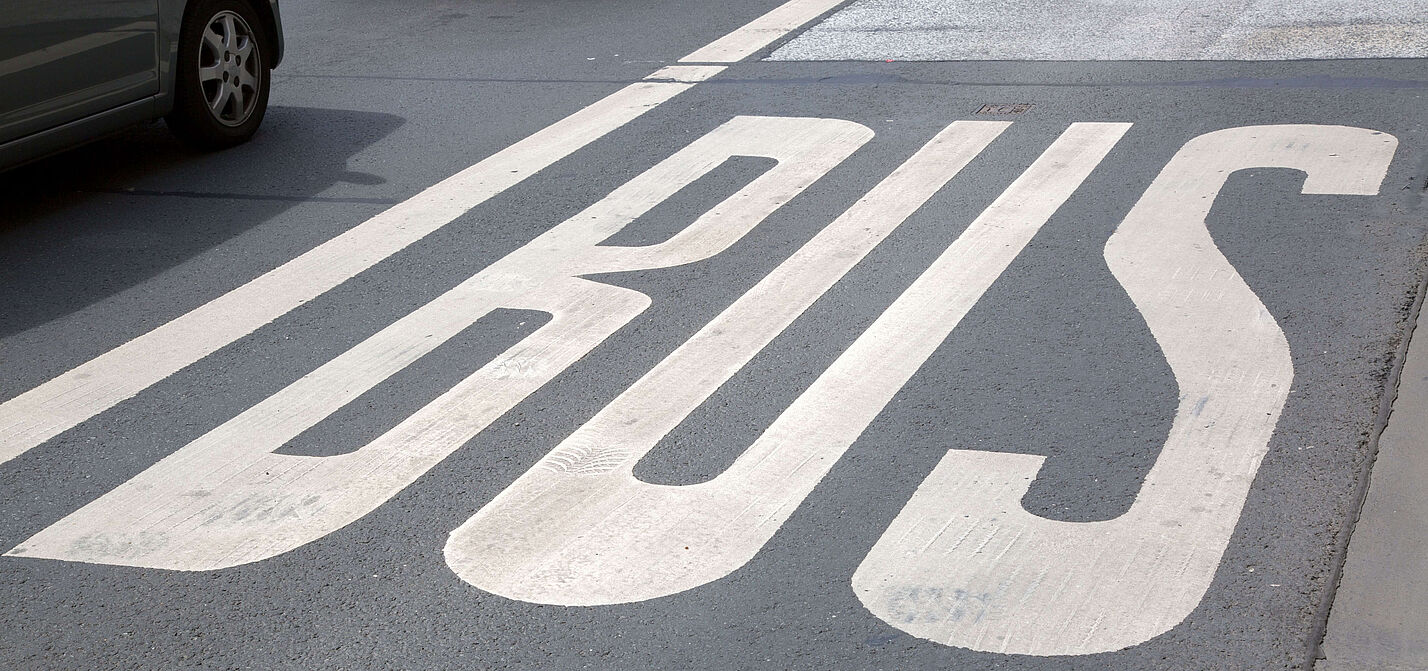 Busfahrstreifen-Markierung Busfahrstreifen-Markierung