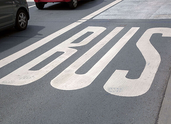 Busfahrstreifen-Markierung Busfahrstreifen-Markierung