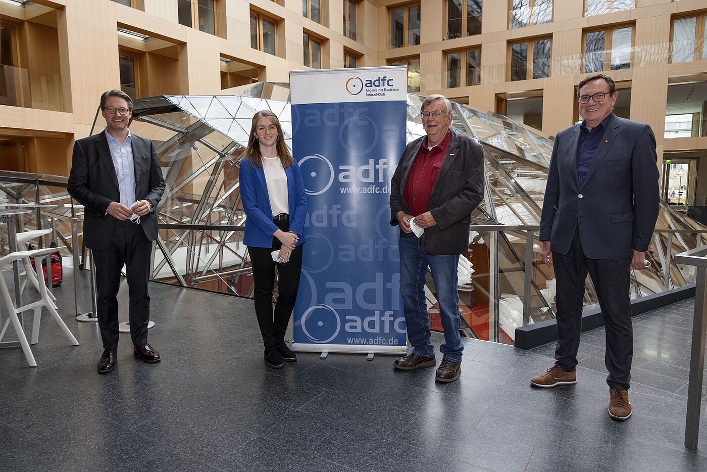 Parlamentarischer Abend So geht #Fahrradland: Bundesverkehrsminister Andreas Scheuer (CSU) und vom ADFC Rebecca Peters, Ludger Koopmann und Ulrich Syberg (v.l.n.r.). Parlamentarischer Abend So geht #Fahrradland: Bundesverkehrsminister Andreas Scheuer (CSU) und vom ADFC Rebecca Peters, Ludger Koopmann und Ulrich Syberg (v.l.n.r.).
