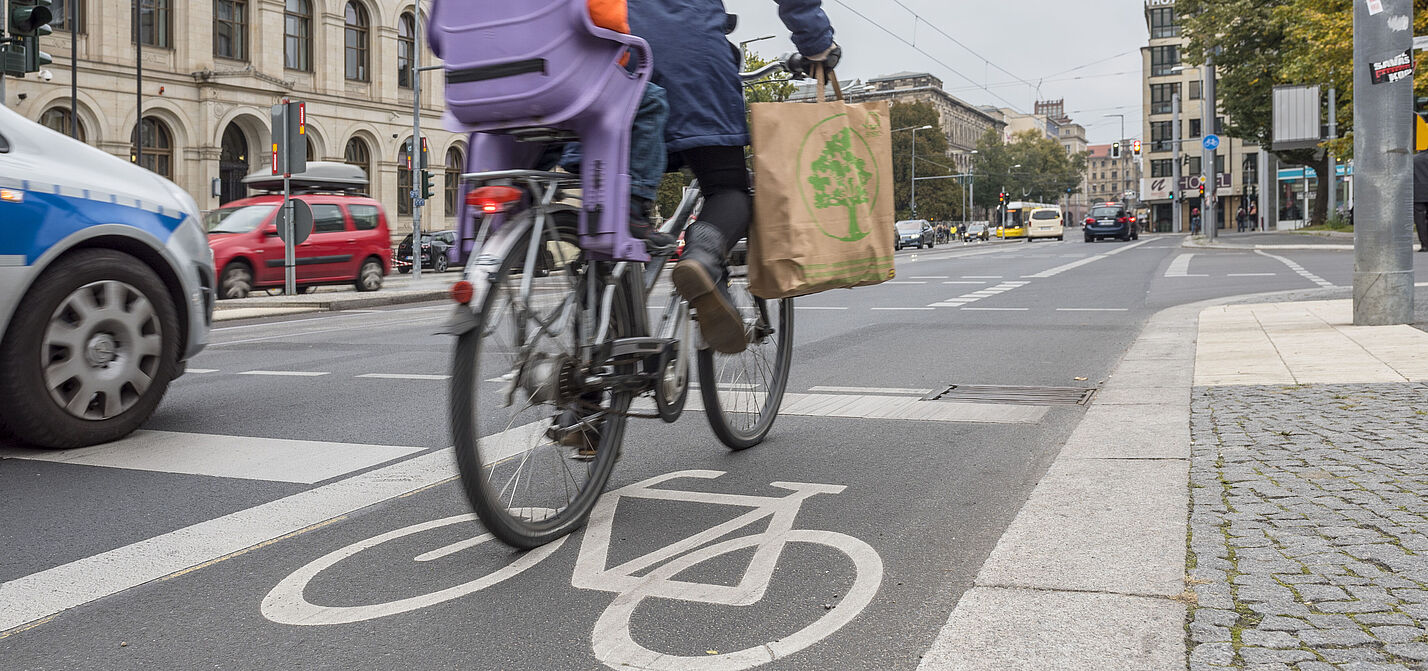 Fahrradfahren in der Stadt Fahrradfahren in der Stadt. Hier: Invalidenstraße, Berlin-Mitte.