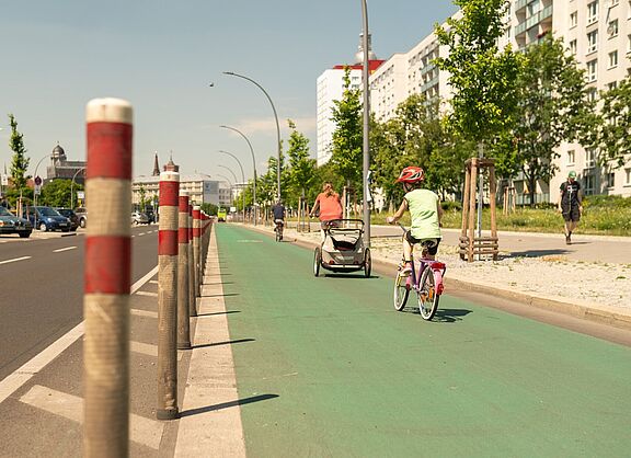 Protected Bikelane in Berlin Holzmarktstraße Protected Bikelane in Berlin Holzmarktstraße